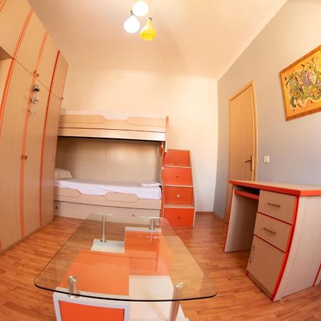 شقة Apartament Egzoni City Center بيرات المظهر الخارجي الصورة