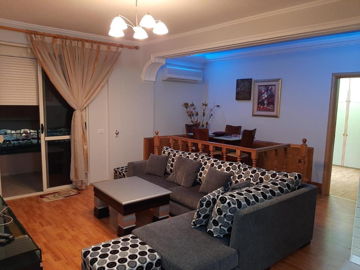 شقة Apartament Egzoni City Center بيرات المظهر الخارجي الصورة