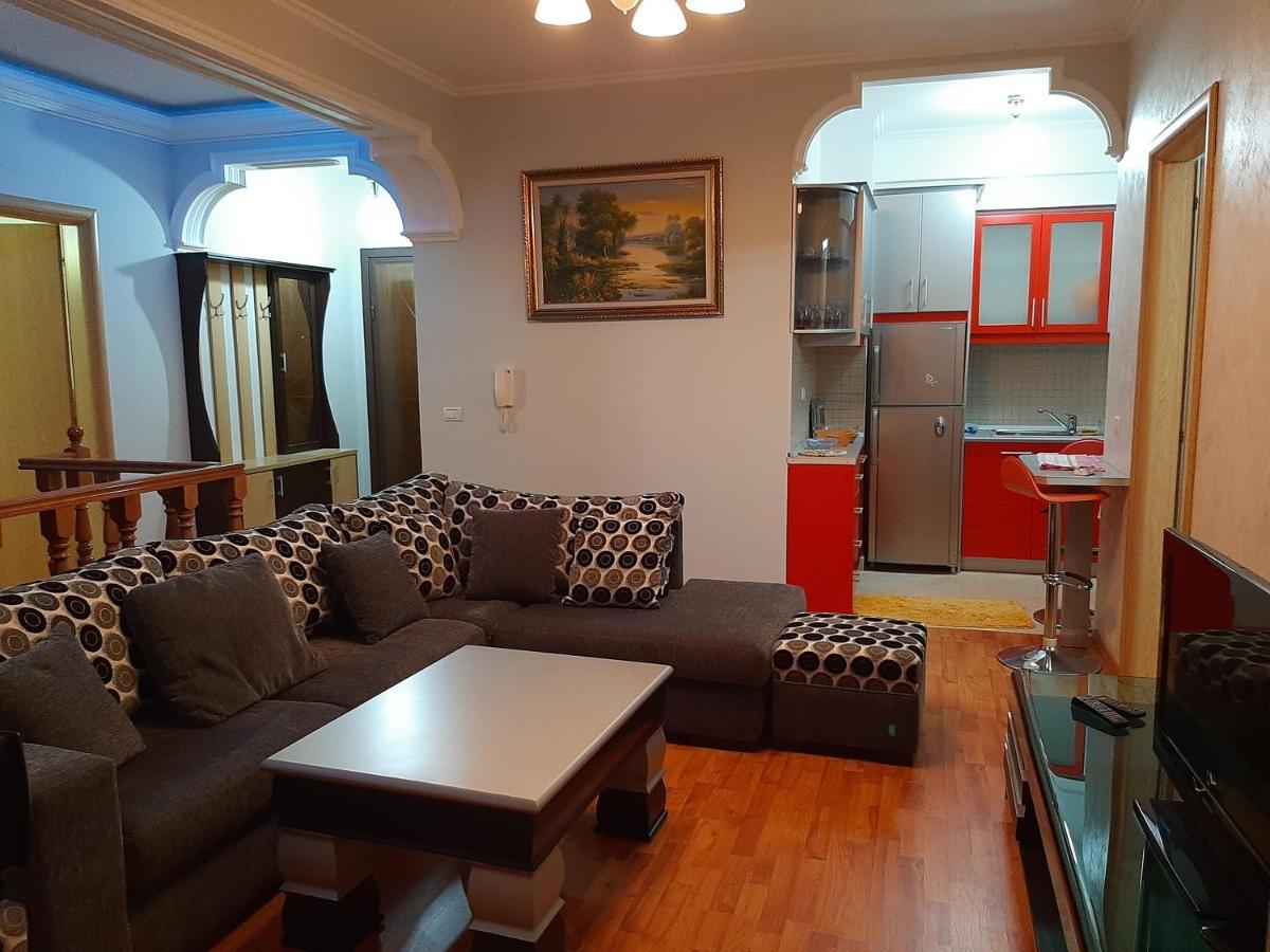 شقة Apartament Egzoni City Center بيرات المظهر الخارجي الصورة