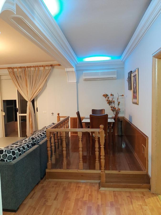 شقة Apartament Egzoni City Center بيرات المظهر الخارجي الصورة