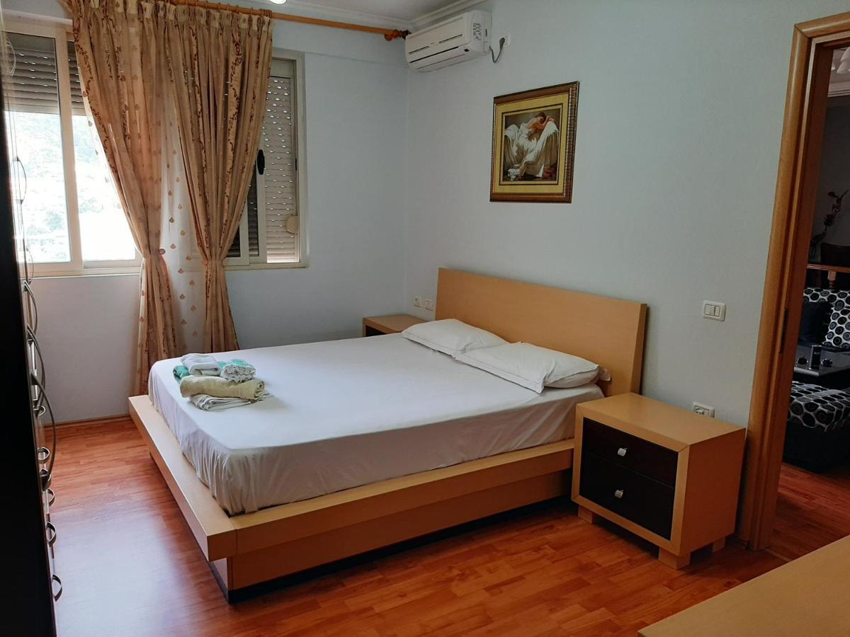 شقة Apartament Egzoni City Center بيرات المظهر الخارجي الصورة