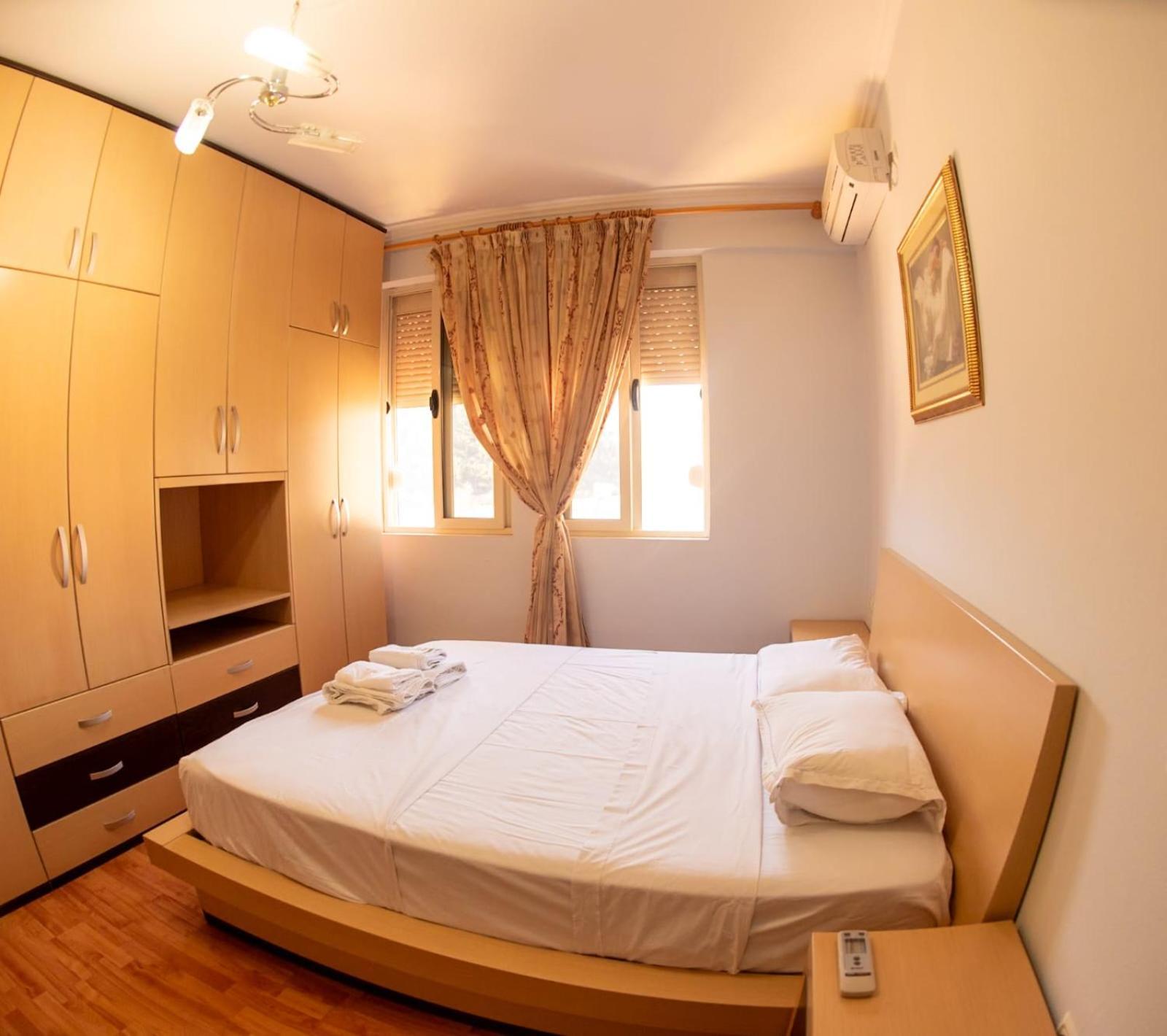 شقة Apartament Egzoni City Center بيرات المظهر الخارجي الصورة