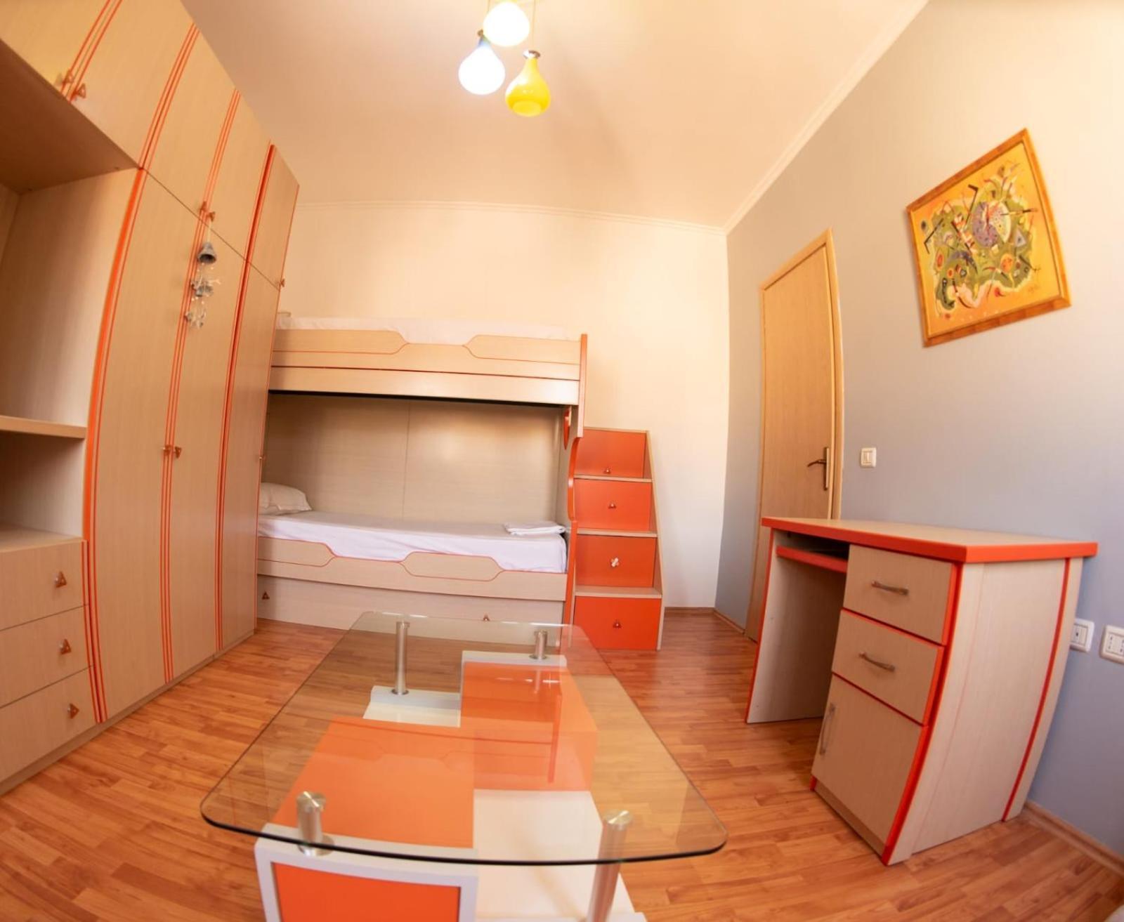 شقة Apartament Egzoni City Center بيرات المظهر الخارجي الصورة