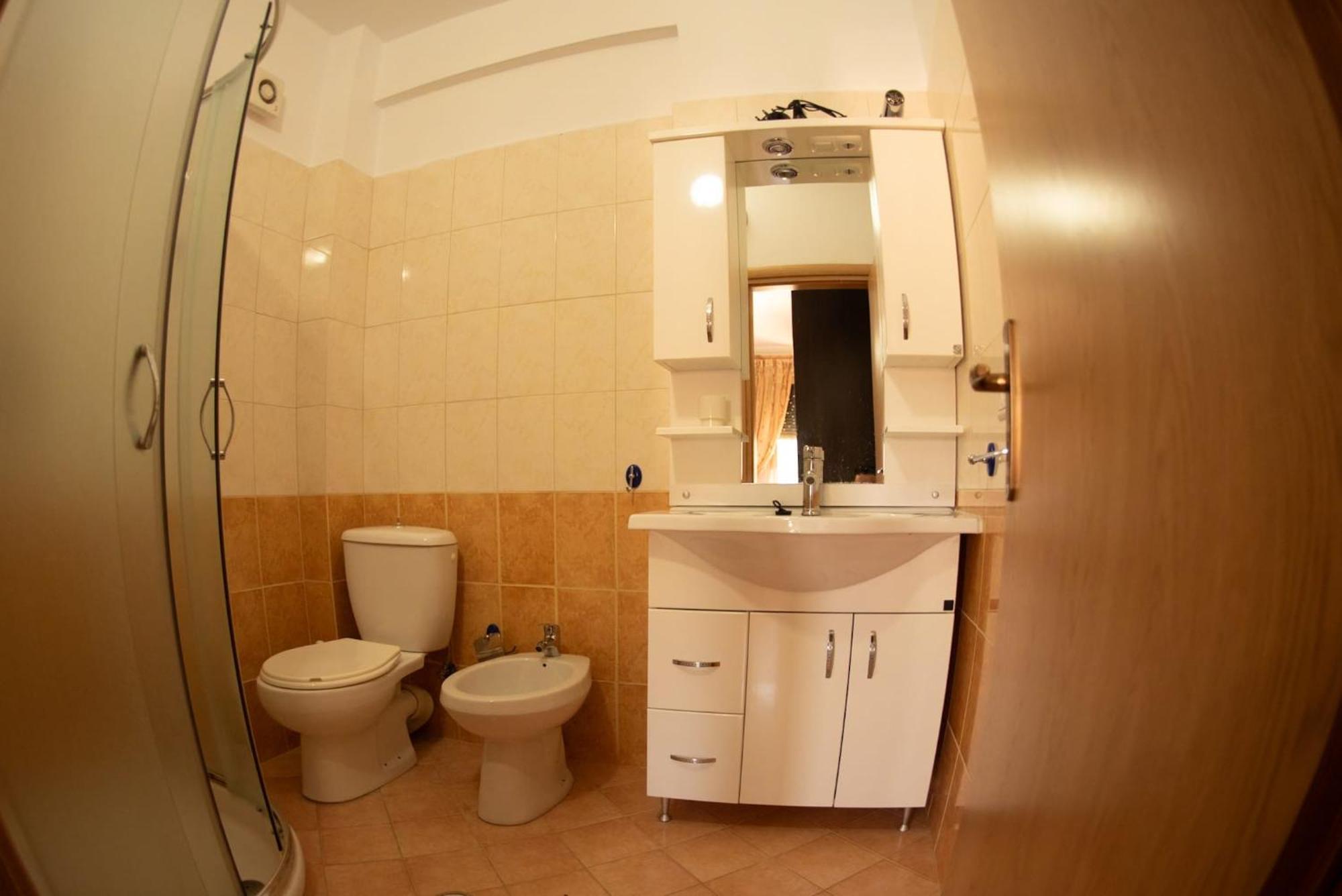 شقة Apartament Egzoni City Center بيرات المظهر الخارجي الصورة