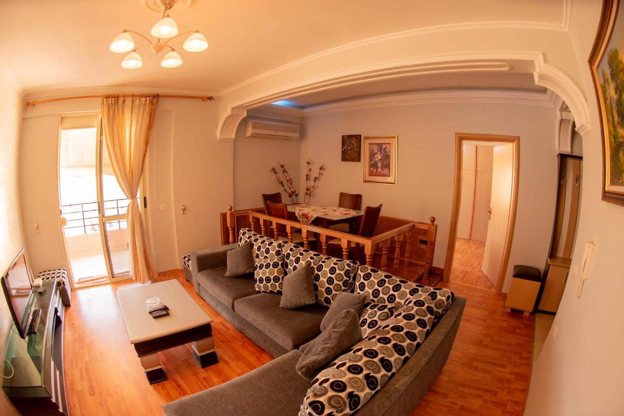 شقة Apartament Egzoni City Center بيرات المظهر الخارجي الصورة
