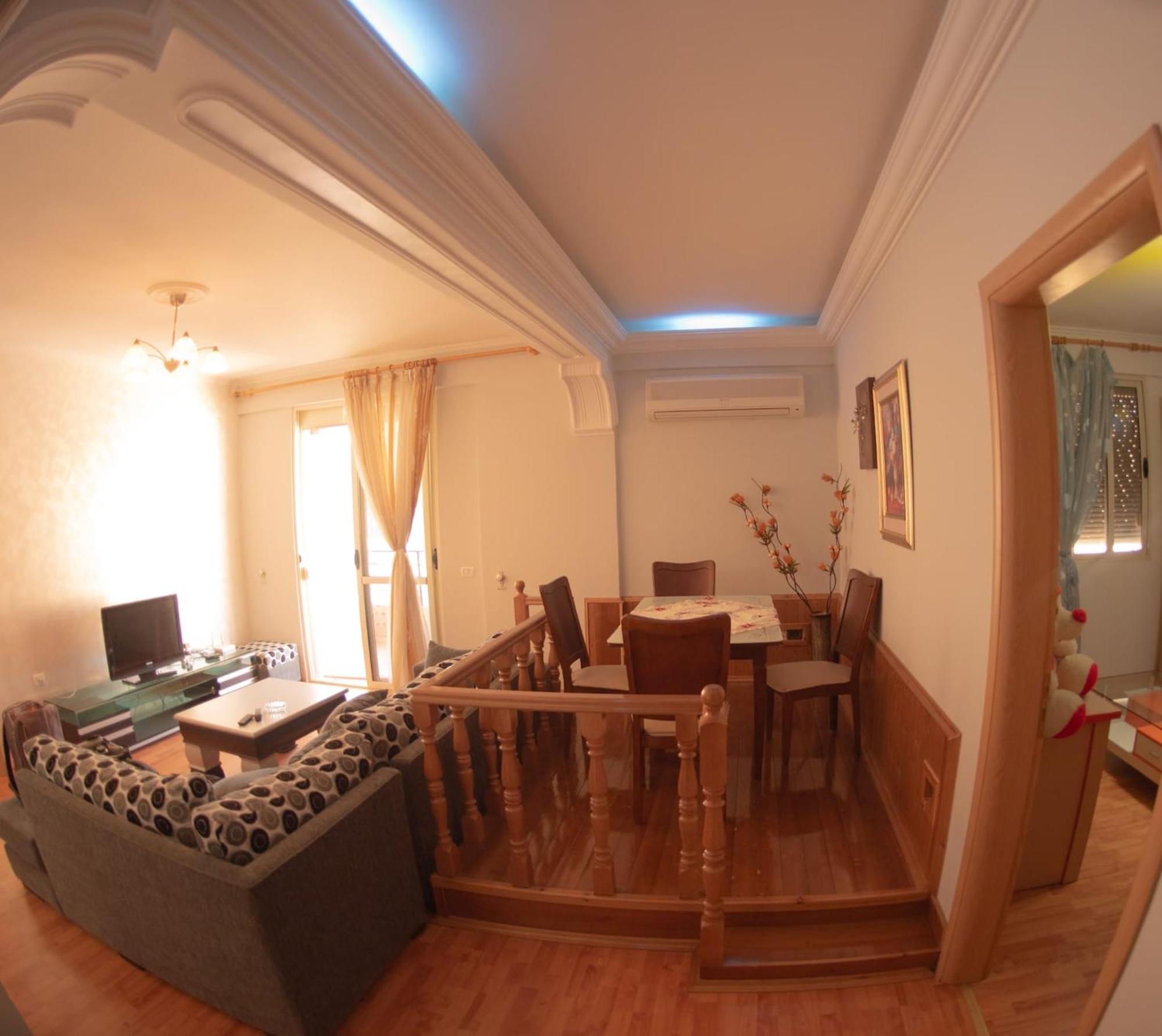 شقة Apartament Egzoni City Center بيرات المظهر الخارجي الصورة